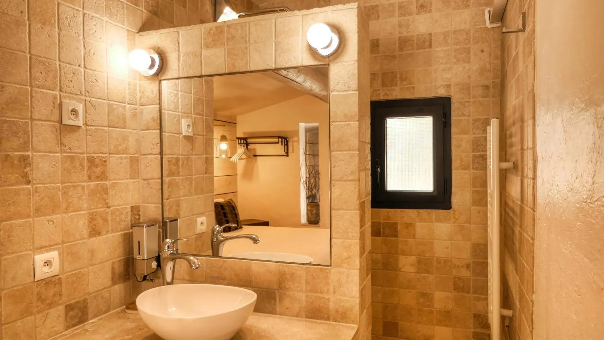 Le Hameau Fleur De Pierres , Chambre , Gite Et Table D'Hotes Murs  3*, Murs (Vaucluse)